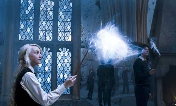 Luna Lovegood가 Patronus Charm을 소환하고 있습니다. Image © 2007 Warner Bros. Ent